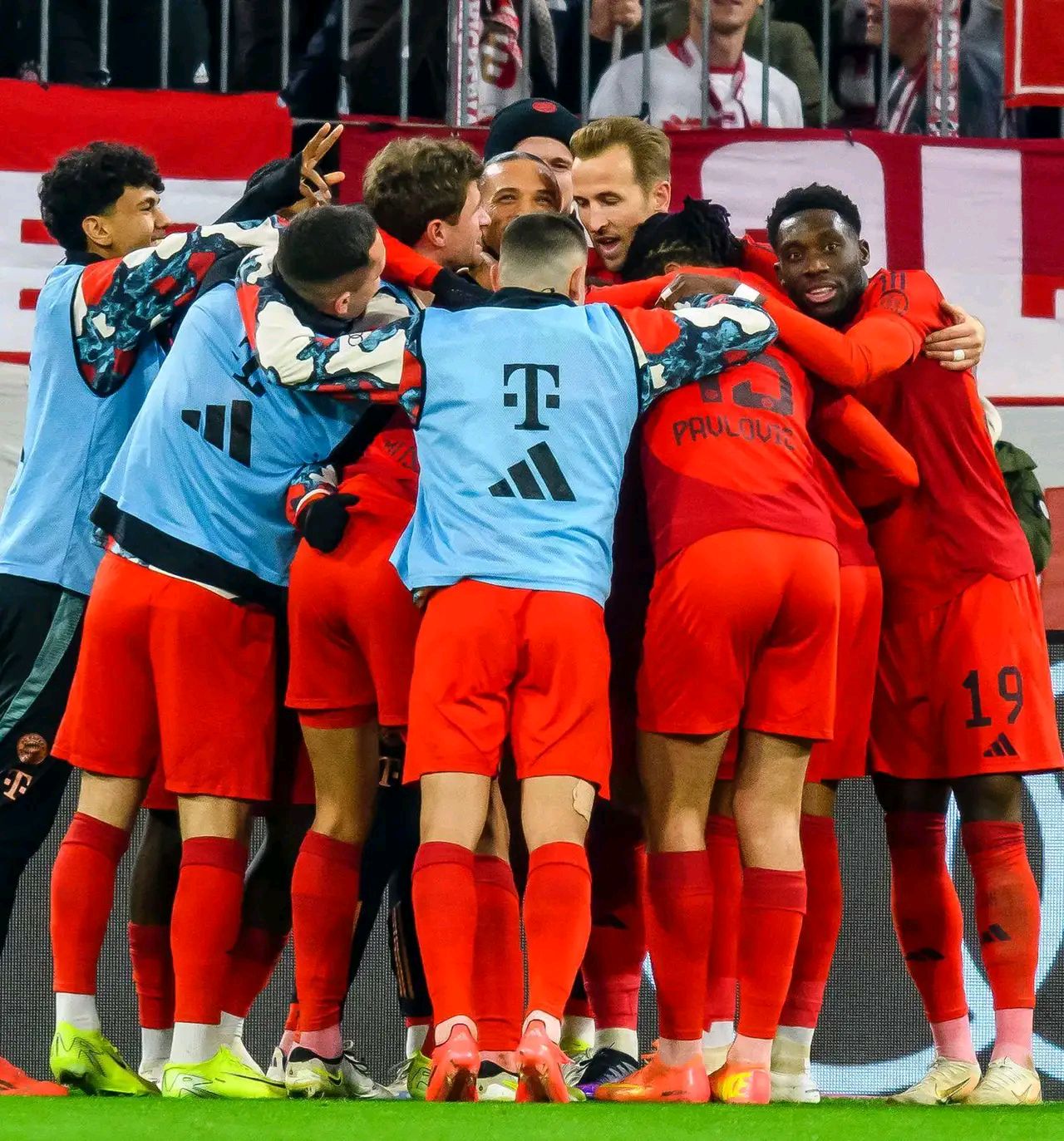 拜仁横扫巴萨,马丁内利状态火热 拜仁横扫巴萨,马丁内利状态火热